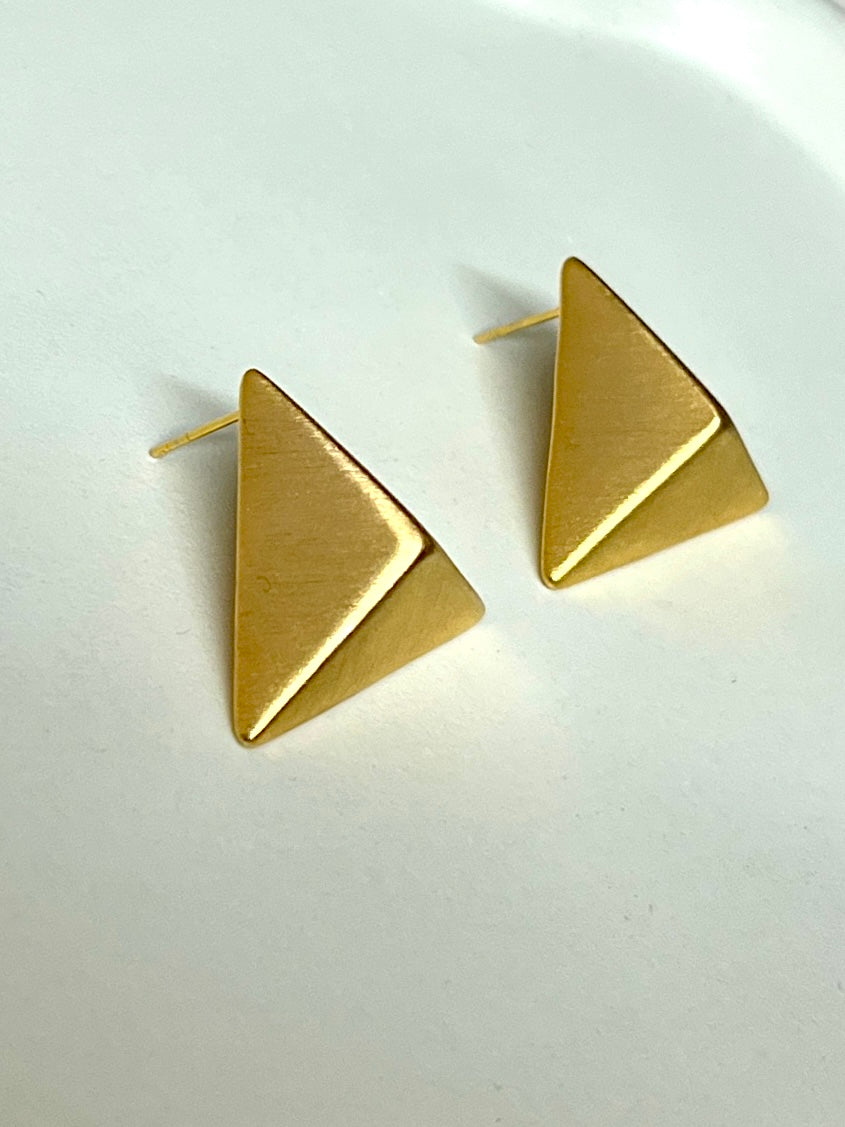 TRIANGULAR GOLDEN STUD EARRINGS DB-GP0750ZR