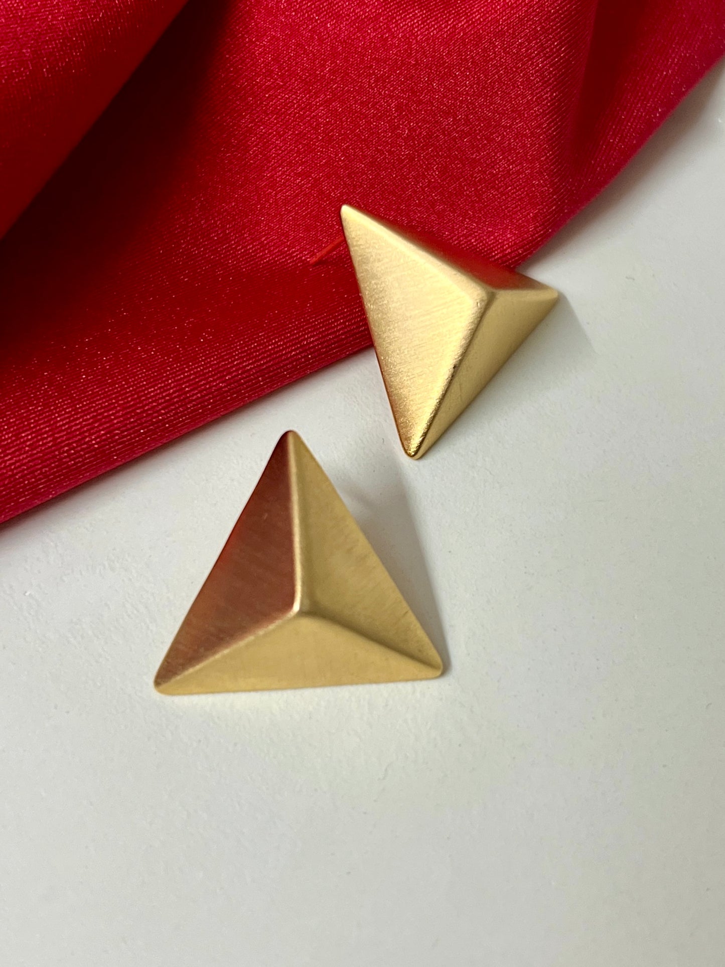 TRIANGULAR GOLDEN STUD EARRINGS DB-GP0750ZR