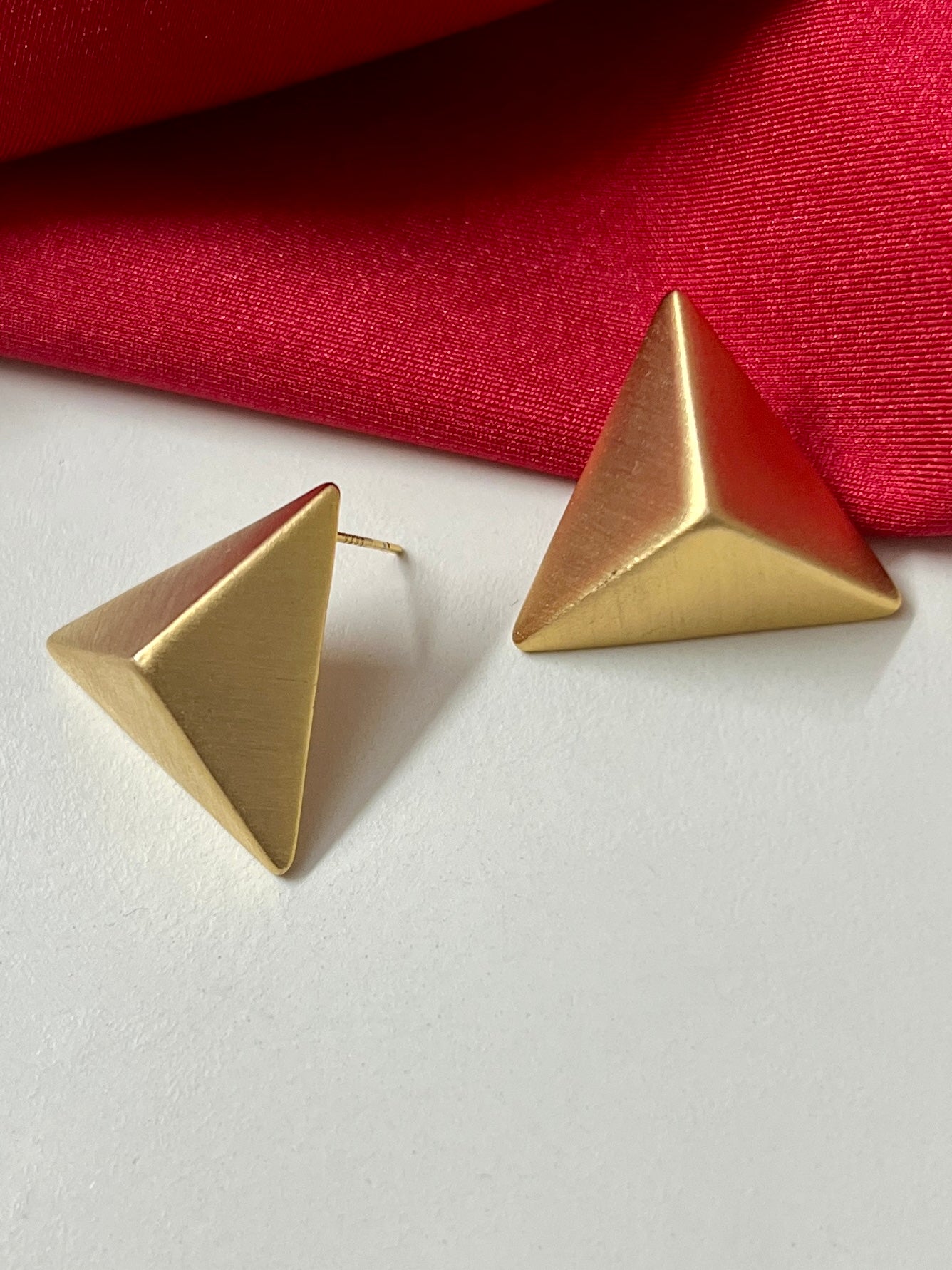 TRIANGULAR GOLDEN STUD EARRINGS DB-GP0750ZR
