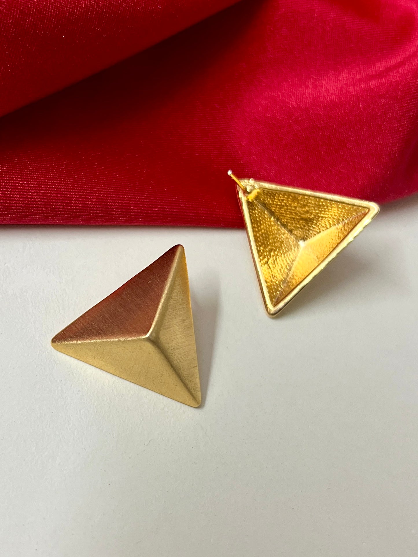TRIANGULAR GOLDEN STUD EARRINGS DB-GP0750ZR