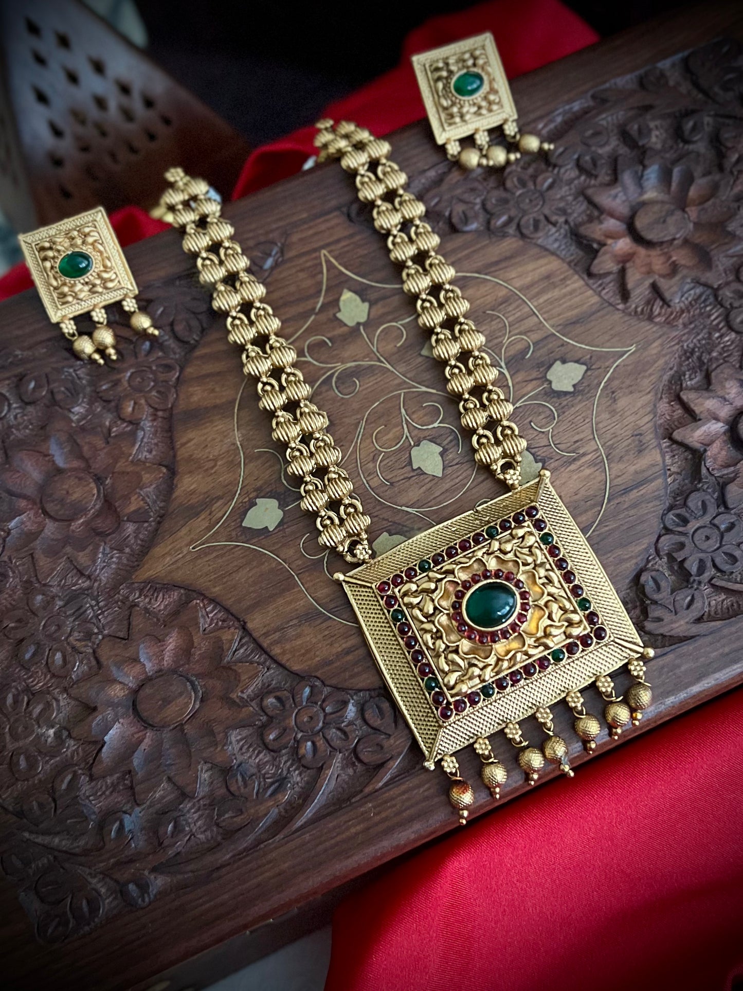 Antique Gold-Plated Studded Short Temple Jewellery Set DB-GP11160ZL2
