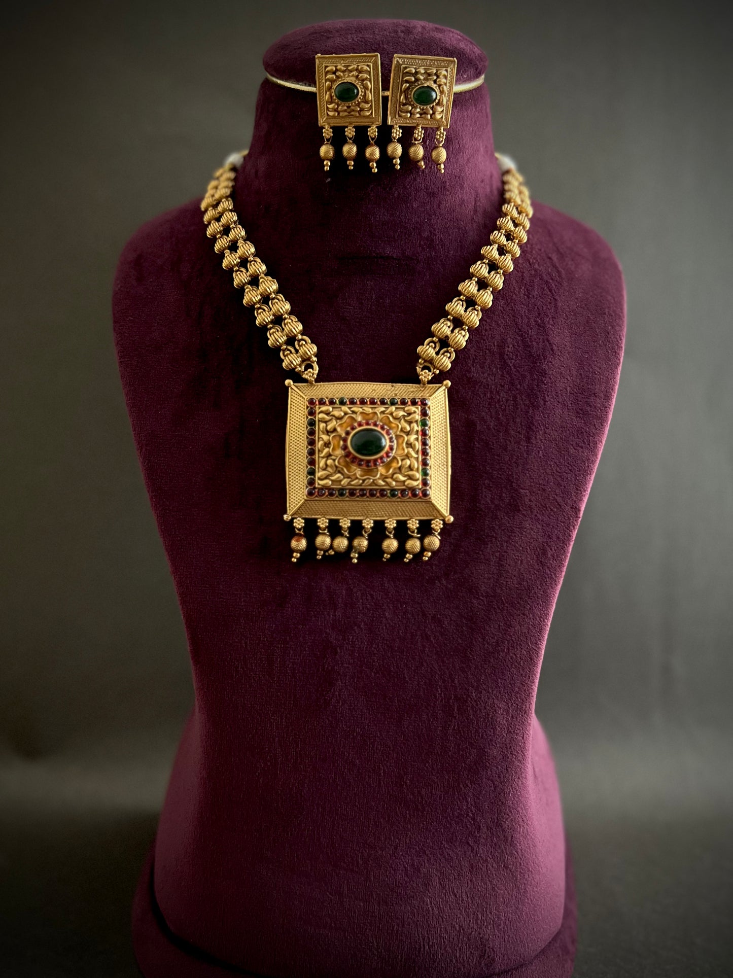 Antique Gold-Plated Studded Short Temple Jewellery Set DB-GP11160ZL2