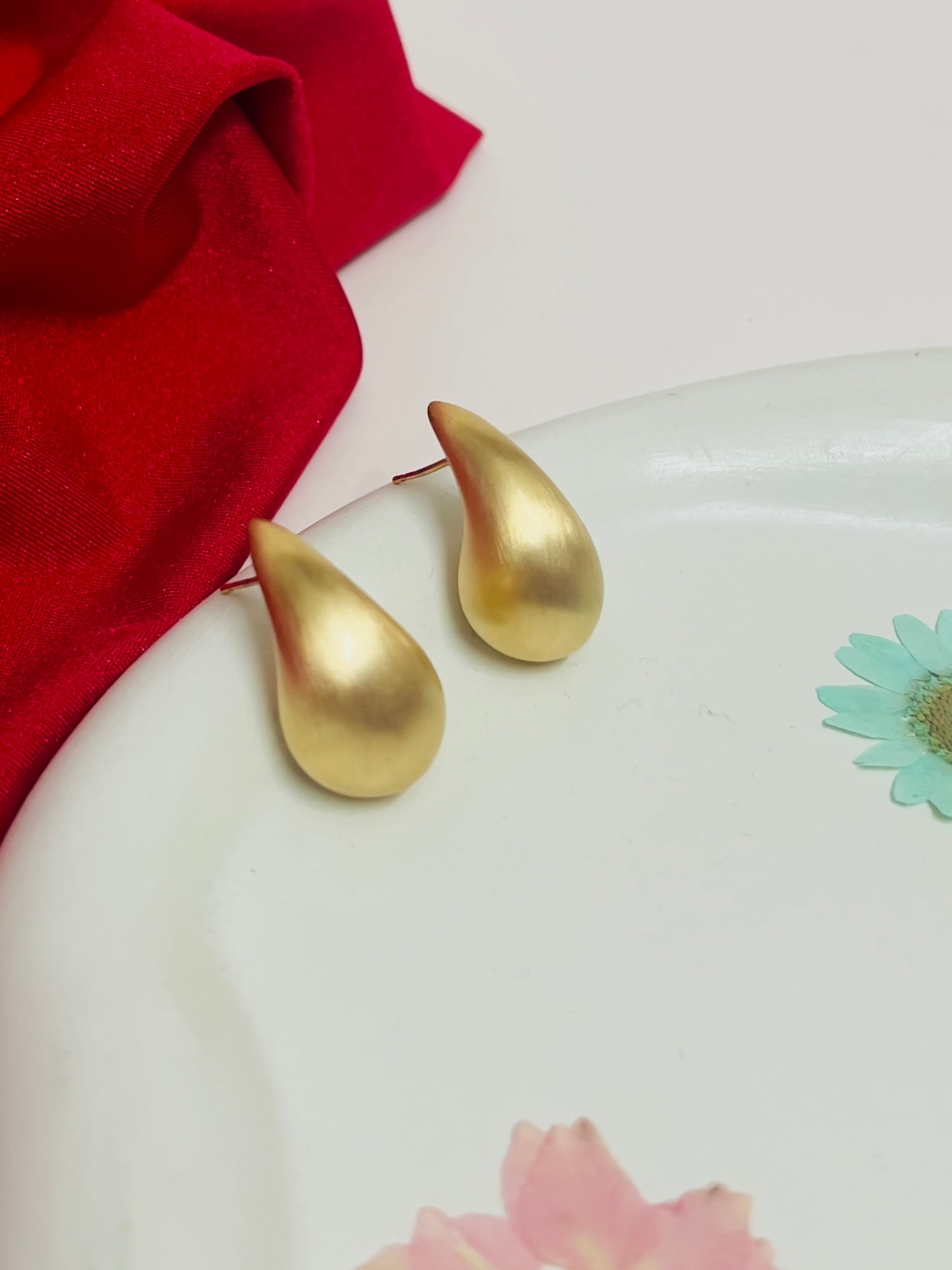 TEARDROP GOLDEN STUDS DB-GP0750ZR