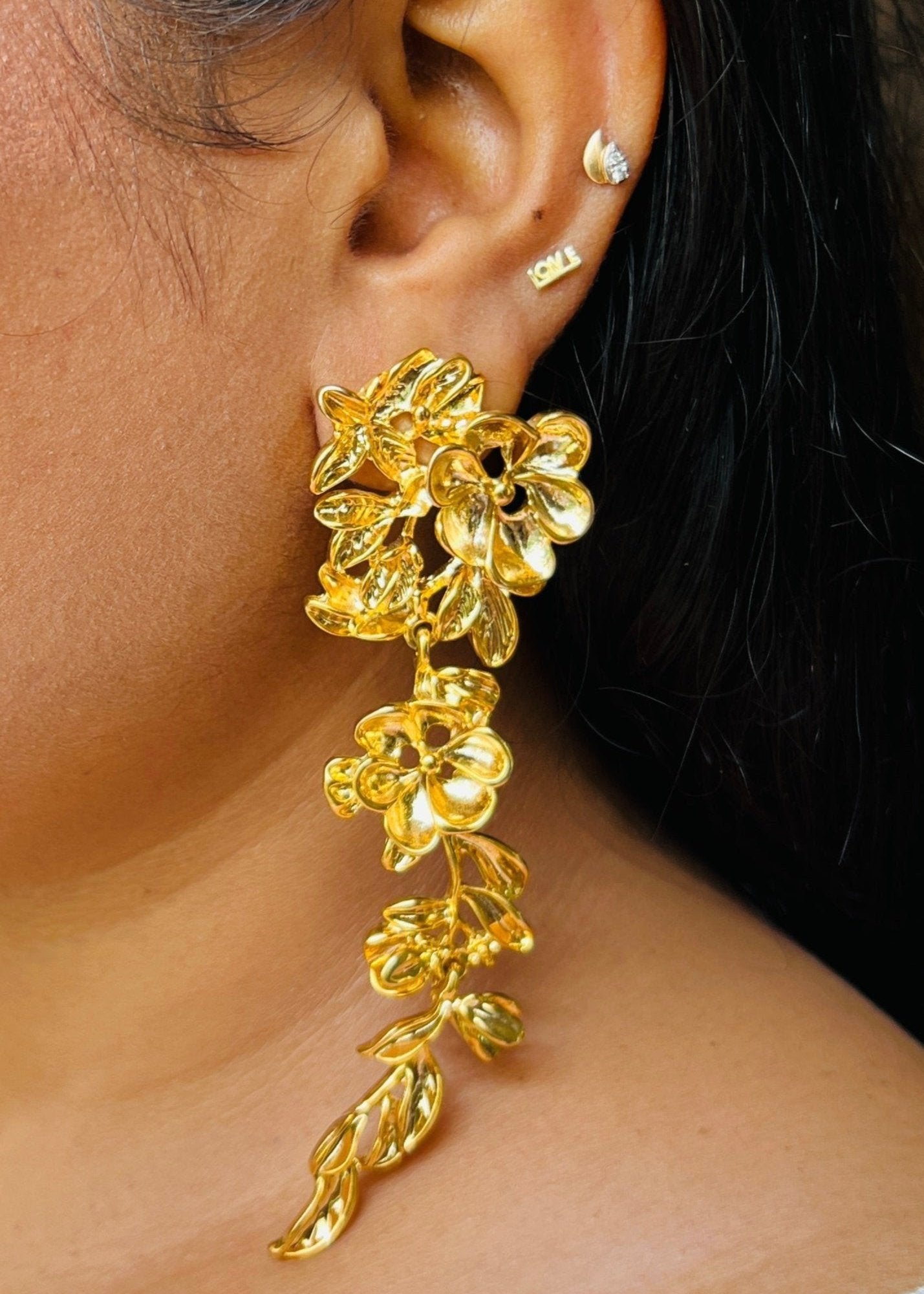 ANUSHKA FLOWER PATTERN STATEMENT EARRINGS DB-GP1900Z2