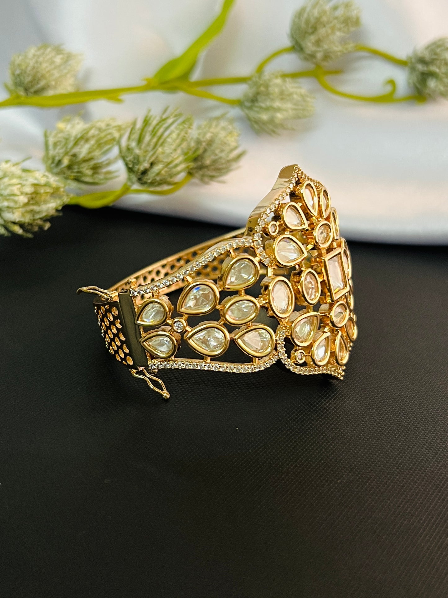 KUNDAN MOTIFS GOLDEN BRACELET DB-GP11600Z2