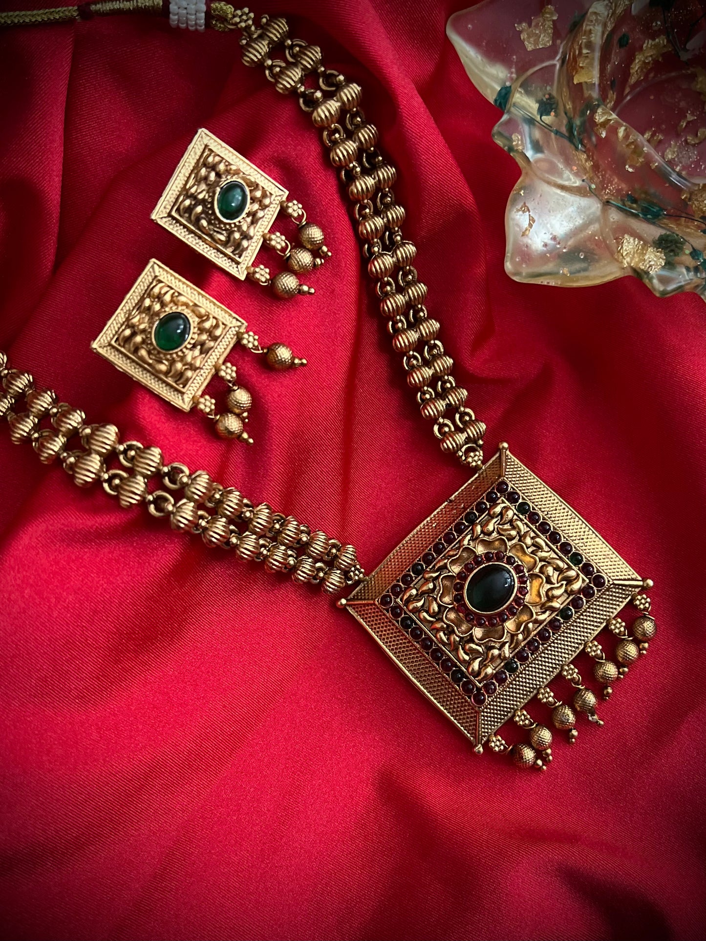 Antique Gold-Plated Studded Short Temple Jewellery Set DB-GP11160ZL2